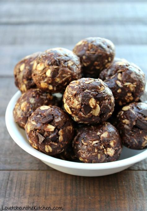 No Bake Chocolate Cookie Energy Bites. Added a little coconut oil, half the flax, used dark choc bar chopped up. Delicious Chocolate Energy Bites, Cookies No Bake, Date Paste, Peanut Butter Energy Bites, Energy Bites Recipes, Healthy Protein Snacks, Chocolate Balls, Protein Packed Snacks, Types Of Desserts