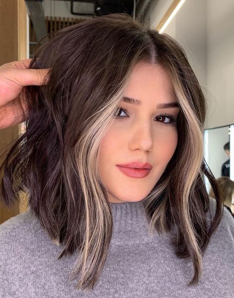 Aline Hair Color Ideas, Lob Haircut Dark Hair With Highlights, Cool Lob Hairstyles, Going Blonde To Brown Hair, Lob Haircut With Money Piece, Bob Haircut With Money Piece, Money Piece With Side Bangs, Long Bob With Money Piece, Brunette Bob With Money Piece