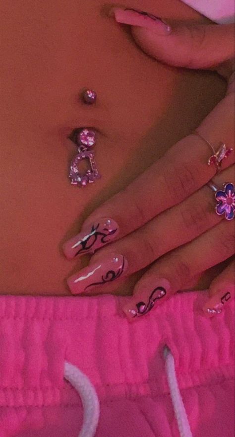 Belly Ring Y2k, Belly Button Piercing Latina, Belly Button Piercing Aesthetic Y2k, Y2k Nails Rhinestone, Y2k Belly Piercing, Y2k Belly Button Piercing, Pink Belly Button Piercing, Y2k Piercings, Navel Piercing Aesthetic