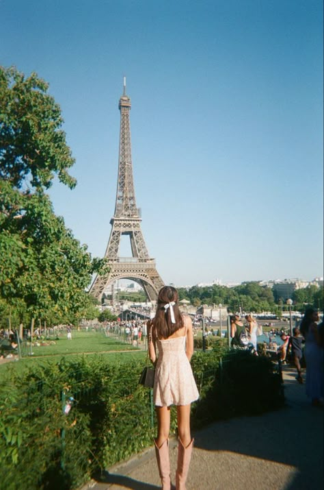 Aesthetic Eiffel Tower, French Trip, Paris Photo Ideas, Estilo Ivy League, Paris Dream, France Aesthetic, Paris Summer, Parisian Life, Paris Pictures