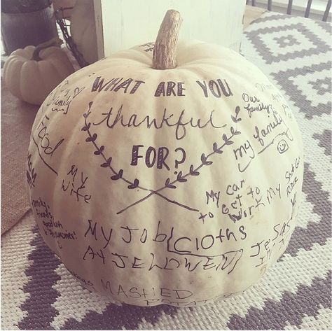 Thankfulness pumpkin - a great non-traditional Thanksgiving idea Store Inspiration, Sunset Hues, Friendsgiving Dinner, Friendsgiving Party, Season Decor, Fall Decor Inspiration, Hosting Thanksgiving, Dekor Diy, Thanksgiving Traditions