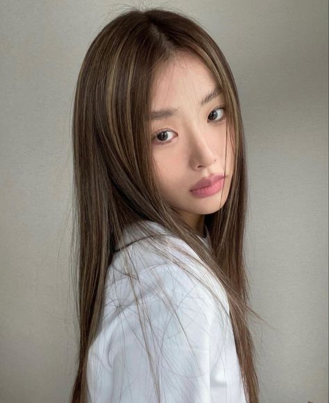 Asian Hair Dyed, Asian Hair Inspo, Korean Hair Dye, Asian Hair Dye, Asian Hair Highlights, Hair Color Asian, Korean Hair Color, Red Hair Inspo, Hair Inspiration Long