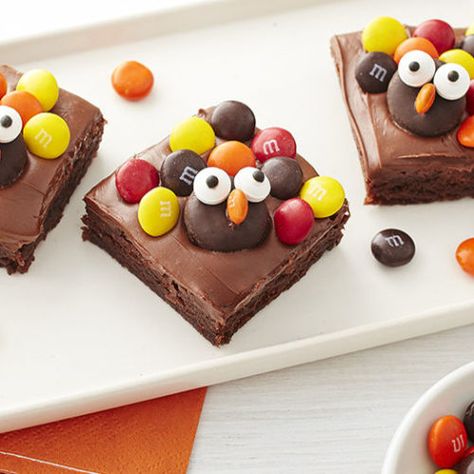 Kids of all ages will have fun making and eating these cute turkey brownies. Click the pin to Bake with Betty this Thanksgiving and make this recipe. Brownies For Thanksgiving, Brownie Turkey Treats, Turkey Brownies Thanksgiving, Brownie Thanksgiving Desserts, Thanksgiving Brownies Ideas, Brownie Turkeys, Brownies Thanksgiving, Kids Thanksgiving Desserts, Turkey Brownies