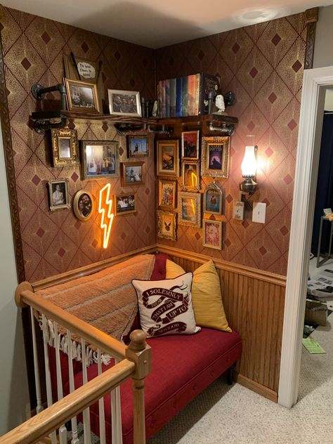 Reading Nook Harry Potter, Harry Potter Corner In Room, Harry Potter Reading Corner, Harry Potter Reading Nook, Harry Potter Corner, Harry Potter Book Nook, Bedroom 2023, Harry Potter Book, Under Stairs Cupboard