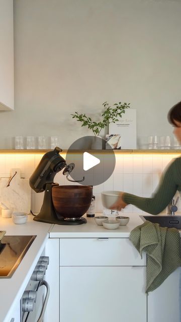 Elisa on Instagram: "slow late summer evening with homemade pizza 🍕🌿✨ [Anzeige]  I’m so in love with our newest kitchen edition - the KitchenAid in forest green of @kitchenaidde’s new “Evergreen” launch. 🌿  I really love when kitchen appliances are not only functional but also become a design highlight on the countertop. 🫶🏼 I particularly like the calm and warmth that the dark green color brings with it. I can barely wait to bake lots of bread, make my own pasta and trying out new recipes. 👩🏽‍🍳   Have a beautiful evening. 🫶🏼✨" Kitchenaid Evergreen, I Can Barely Wait, Barely Wait, Have A Beautiful Evening, Dark Green Color, Beautiful Evening, The Calm, Homemade Pizza, Summer Evening