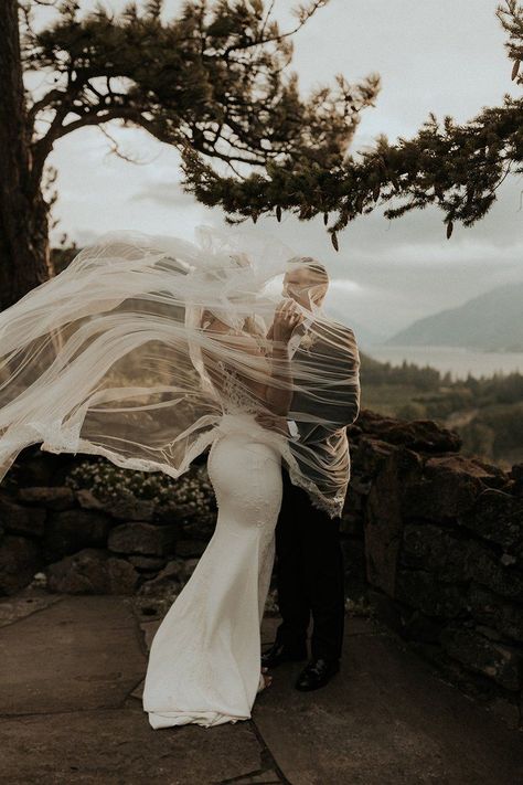 Windy Wedding Photos, Griffin House Wedding Oregon, The Griffin House Oregon, Oregon Wedding Photography, Wedding Photos Moody, Intimate Wedding Aesthetic, Golden Hour Wedding Photos, Mallorca Photoshoot, Scenic Wedding Photos