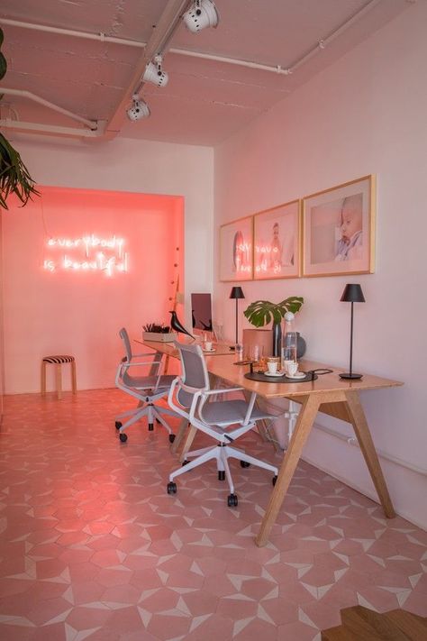 If you want to be productive at home, you need a proper space to work. Get inspired with these 40 great home office decor ideas--with photos. Interior Kantor, Bedroom Minimalist, Work Office Decor, Interesting Videos, Office Colors, Interior Design Photos, Bureau Design, Chicken Humor, Modern Home Office