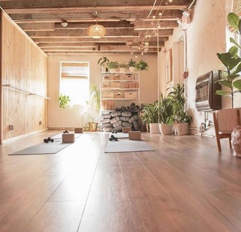 Rustic Yoga Studio, Boho Yoga Studio, Sala Yoga, Yoga Room Design, Yoga Sanctuary, Home Yoga Room, Yoga Ashtanga, Ashtanga Vinyasa Yoga, Studio Pilates