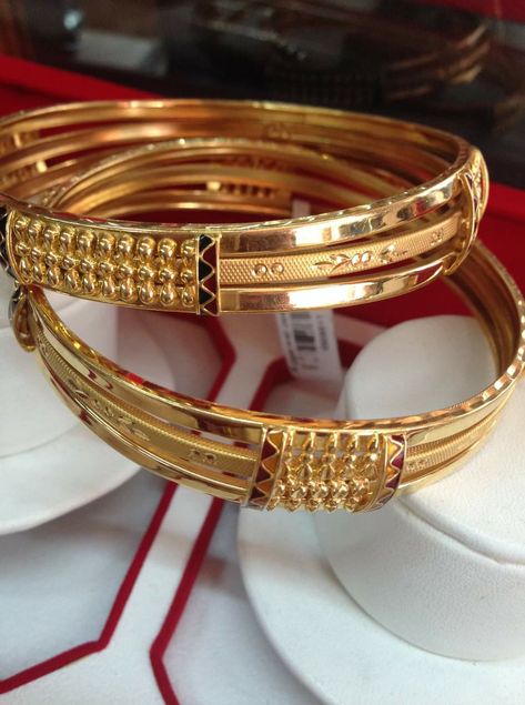 22kt Hallmark Jewelry Gold Kada Design For Women Indian, Gold Kada Design For Women, Plain Gold Bangles, Gold Jewelry Prom, Gold Bangles Indian, Gold Bangles For Women, Gold Jewelry Outfits, Gold Bangle Set, Antique Gold Jewelry Indian