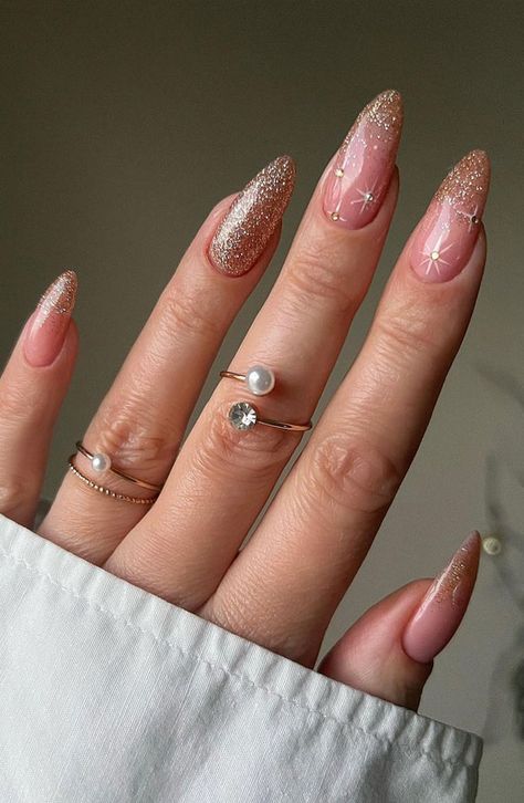 Gold Holiday Nails, Christmas Nails Glitter, Nye Nails, Shiny Nails Designs, Nagel Design, December Nails, Gold Glitter Nails, Ombre Nails Glitter, Shine Nails