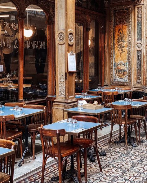 Storefront Aesthetic, Best Restaurants In Paris, Parisian Bistro, France Itinerary, Paris France Travel, Paris Place, Parisian Cafe, Paris Travel Guide, French Cafe