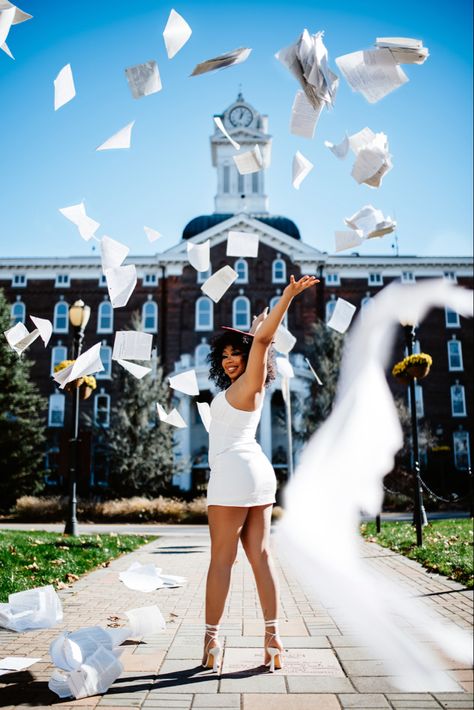 Graduation Pictures Outfits, Graduation Shoot Ideas, Grad Photo Ideas, College Grad Pictures, Grad Picture Ideas, Nursing Graduation Pictures, Senior Photoshoot Poses, College Graduation Photoshoot, College Graduation Pictures Poses