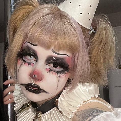 Clown Like Makeup, Mad Clown Makeup, Dark Clown Aesthetic Outfit, Clown Girl Makeup Halloween, Yeahimcaroline Makeup, Scary Cute Clown Makeup, Caroline Carr Outfits, Scary Female Clown Makeup, Wild Makeup Ideas