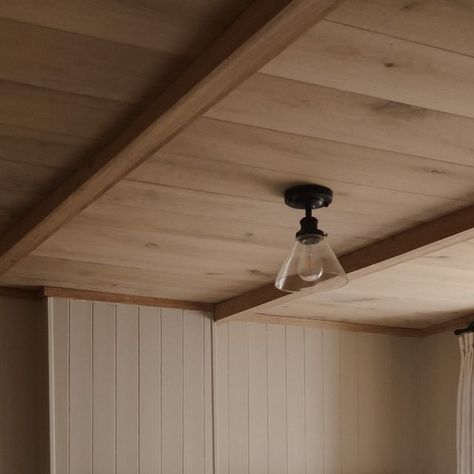 Farrow & Ball on Instagram: "The aim of @tobyshome when designing his new bedroom was to create a cosy, log-cabin inspired space. Combining an engineered oak ceiling with #OxfordStone panelled walls and neutral soft furnishings we certainly think the goal was achieved, don't you? #FarrowandBall" Wooden Ceiling And Wall Design, Oak Ceiling Bedroom, Panelled Walls And Ceiling, Bedroom With Wooden Ceiling, Wood Panelling Ceiling, Adding Wood To Ceiling, Wood Ceiling And Walls, Ceiling Wood Ideas, Wood Panelled Ceiling