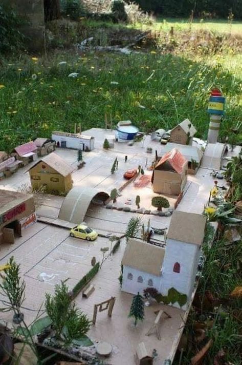 Cardboard City, Mainan Diy, Bored Art, Aktivitas Montessori, Kids Play Area, Backyard For Kids, Backyard Fun, Cardboard Crafts, Toddler Crafts