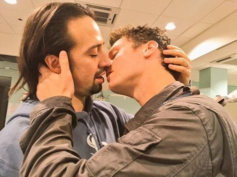 A bday kiss | Community Post: 15 Photos That Prove Lin-Manuel Miranda And Johnathan Groff's Friendship Can't Be Beat Jonathan Groff, Hamilton Lin Manuel Miranda, Hamilton Lin Manuel, Hamilton Broadway, Anthony Ramos, Hamilton Funny, Hamilton Memes, Hamilton Musical, Manuel Miranda