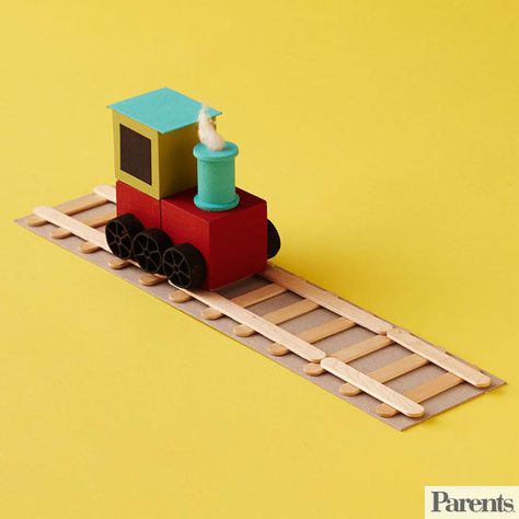 These easy-to-make wood crafts will have both you and your little ones creating animals out of wooden clothespins and train tracks out of Popsicle sticks. Time to start crafting! Craft Stick Projects, Train Crafts, Wood Train, Wooden Signs Diy, Wooden Clothespins, Interior Vintage, Woodworking For Kids, Diy Bricolage, Diy Projects For Kids