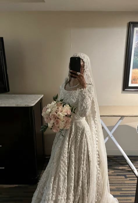 Pakistani Bridal Veil, Modest Nikkah Dress, Muslim Nikkah Dresses, Walimah Ideas, White Pakistani Wedding Dress, Desi Nikkah, Nikkah Dress Muslim, Black Dress Outfit Summer, Casual Simple Dress