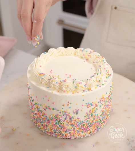 Sprinkles Cake Decoration, Cute Round Birthday Cakes, Confetti Cake Design, Birthday Cake Homemade Easy, Pink Funfetti Cake, Simple Girl Birthday Cakes, Sprinkle Cake Decoration, Simple Girls Birthday Cake, Funfetti Cake Decoration