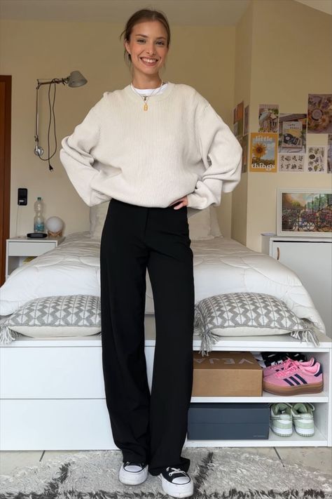 Crewneck And Trousers, Casual Black Work Outfit, Hoodie Work Outfit Women, Simple Uni Outfits, Black Pleated Trousers Outfit, Clean Girl Work Outfits, Salon Receptionist Outfit, Black Trousers Outfit Aesthetic, Basic Work Outfits