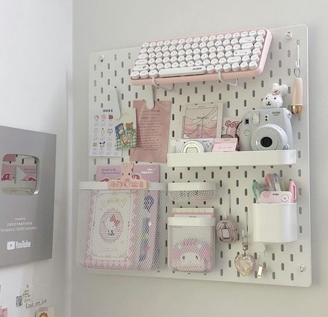 Ikea Desk Pegboard, Peg Bored Ideas, Pegboard Desk Ideas, Peg Board Desk Organization, Pegboard Ikea Ideas, Peg Board Ideas Room Decor, Bedroom Aestethic, Skadis Ikea Ideas, Cute Pegboard