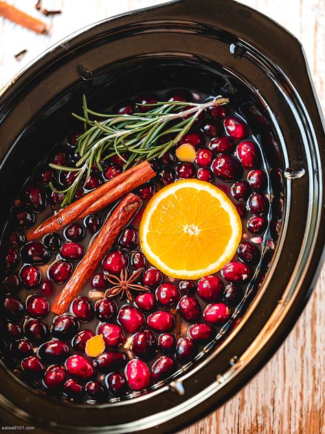 Thanksgiving Mulled Cider, Slow Cooker Mulled Cider, Crockpot Cider, Easy Holiday Cocktail Recipes, Christmas Crockpot Recipes, Crockpot Apple Cider, Cider Recipes, Thanksgiving Crockpot Recipes, Easy Holiday Cocktails