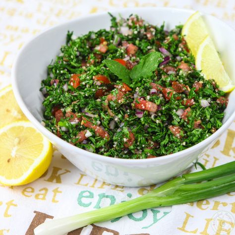 Fresh & Light 100% Authentic Lebanese Tabbouleh 204 Calories Lebanese Tabbouleh, Arabisk Mat, Fresh Herb Salad, Arabisk Mad, Colorful Recipes, Tabbouleh Recipe, Tabbouleh Salad, Lebanese Food, Herb Salad