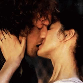 Outlander Gifs, Sam Hueghan, James Fraser Outlander, Outlander Characters, Outlander Season 2, Outlander Book Series, Romantic Couple Kissing, Jamie Fraser Outlander, Sam Heughan Outlander