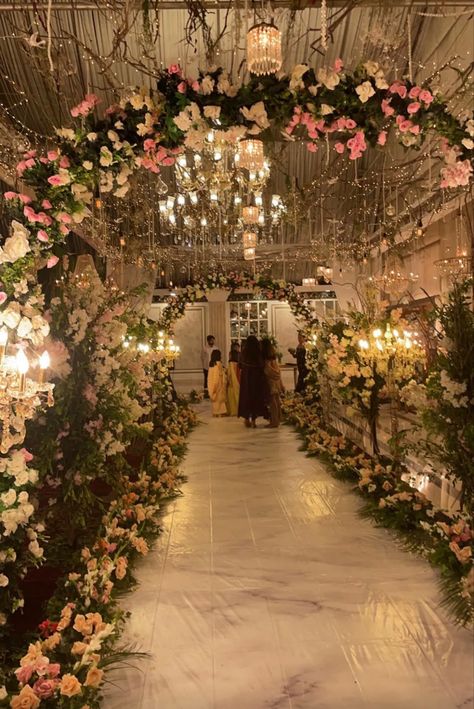 Pakistani Wedding Events, Wedding Aesthetic Pakistani, Desi Wedding Venue Ideas, Pakistani Wedding Ideas Decoration, Pakistani Baraat Decor, Desi Wedding Flowers, Desi Wedding Bouquet, Pakistani Wedding Decoration Barat, Desi Shaadi Vibes