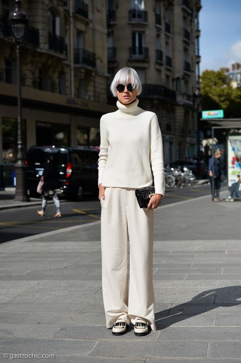 How to Wear Wide Leg Pants in Winter Like a Fashion Blogger | StyleCaster Wide Leg White Pants Outfit, Trousers Outfit Winter, White Pants Outfit Winter, White Wide Leg Pants Outfit, Wide Leg Pants Outfit Work, Wide Leg Pants Winter, Cream Wide Leg Trousers, Wide Leg Trousers Outfit, Styling Wide Leg Pants