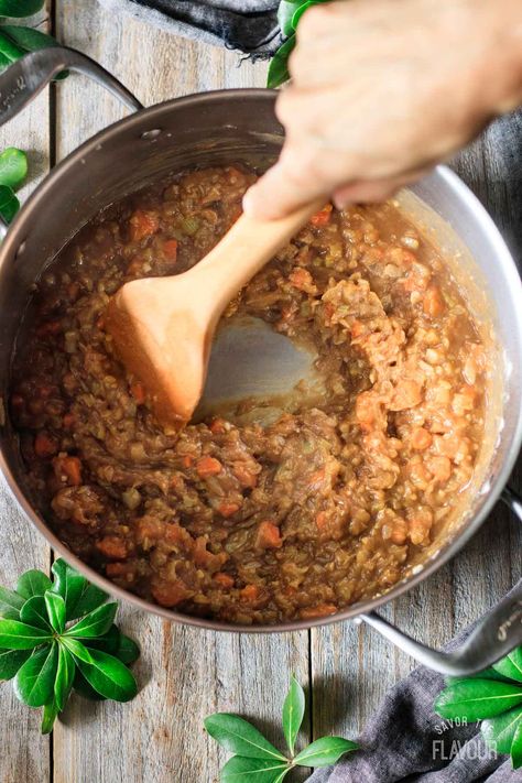 Beer Cheese Soup with Bacon: the best soup recipe to make this fall. It's a rich, velvety soup packed with flavor from the bacon, cheddar, and smoked Gouda. Learn how to make this low carb comfort food to warm you up on chilly nights. Serve this smoky, cheesy soup with soft pretzels at your Oktoberfest or game day party. | www.savortheflavour.com #savortheflavour #beercheesesoup #fallsouprecipes #soup Spicy Chex Mix, Beer Cheese Soup Recipes, Cheesy Soup, Low Carb Comfort Food, Bacon Soup Recipes, Beer Cheese Soup, Recipe With Bacon, Cheese Soup Recipe, Soup With Bacon