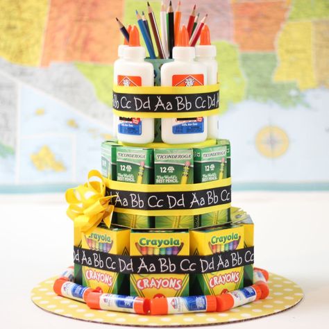 Here's a teacher appreciation gift that teachers can actually use. It's a “cake” made of three tiers of school supplies — boxes of pencils, crayons, glue bottle… School Supply Cake, School Supply Box, School Supplies Cake, Teacher Appreciation Diy, Unique Teachers Gift, Teacher Appreciation Gifts Diy, Teachers Diy, Diy School Supplies, School Supply