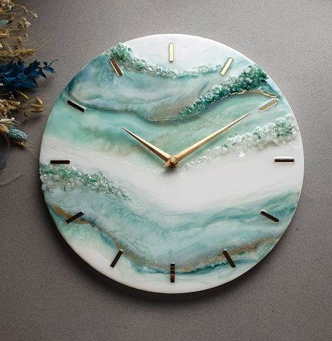 Clicks 35 cm diameter. Epoxy, natural stones. See more by instagram Simple Resin Clock, Simple Resin Clock Ideas, Resin Wall Clock Design, Resin Clock Ideas, Geode Decor, Resin Wall Clock, Resin Clock, Painted Concrete Floors, Resin Ideas