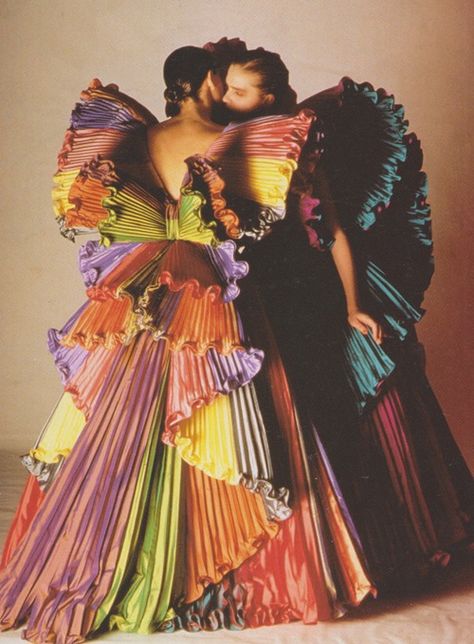 misscheriedior: Roberto Capucci Gowns, 1985 Photographed by Fiorenzo Nicolli Roberto Capucci, Fashion 1980s, Green Inspiration, Retro Mode, 1980s Fashion, 80s Fashion, Fashion Details, Couture Fashion, Look Fashion