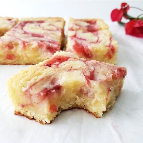 Strawberry Blondies, Blondies Brownies, Pumpkin Swirl Cheesecake, Homemade Strawberry Sauce, White Chocolate Strawberries, Quick Pasta Recipes, Sweet Potato Muffins, Football Snacks, About Football