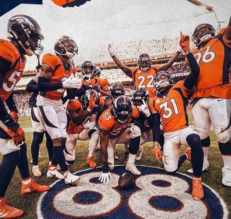 Aesthetic Nfl Pictures, Throwback Wallpaper, Denver Broncos Art, Denver Broncos Wallpaper, Football Team Pictures, Denver Broncos Players, Broncos Wallpaper, Demaryius Thomas, Nfl Broncos