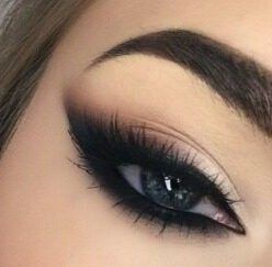 Black Eye Makeup For Blue Eyes, Dark Sultry Makeup Looks, Wedding Dark Makeup, Wedding Makeup Gothic, Goth Bridesmaid Makeup, Spooky Wedding Makeup, Emo Wedding Makeup, The Great Gatsby Makeup Looks, Villain Eye Makeup