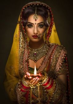 भारतीय दुल्हन संबंधी, Diwali Photography, Asian Wedding Photography, Diya Lamp, Pakistan Wedding, Indian Women Painting, Bridal Photography Poses, Indian Bridal Photos, Bride Photoshoot