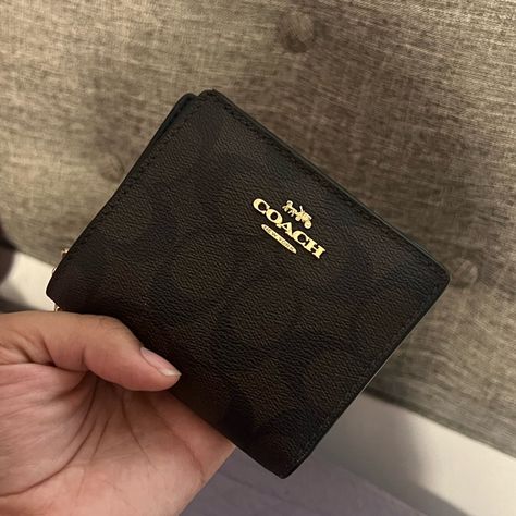 Selling This Beautiful Original Coach Wallet! It’s Just Been Sitting In My Closet Collecting Dust. Brown Coach Wallet, Small Coach Wallet, Coach Snap Wallet, Coach Card Wallet, Wallets For Women Aesthetic, Best Wallets For Women, Coach Wallets For Women, Wallets Coach, Aesthetic Wallet