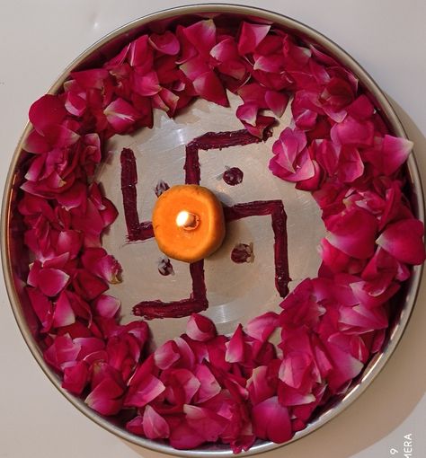 Ganpati Pooja Thali Decoration Ideas, Arti Thali Decoration With Flowers, Easy Thali Decoration Ideas, Simple Thali Decoration Ideas, Ganapati Aarti Thali Decoration, Puja Thali Decoration Ideas Home, Simple Aarti Thali Decoration, Thali Decoration Ideas With Flowers, Aarti Thali Decoration Ideas Easy