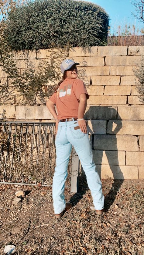 Womens Wrangler Cowboy Cut Jeans, Cowboy Cut Jeans Outfit, Wrangler Cowboy Cut Women, Cowboy Cut Wranglers Women Outfits, Simple Western Outfits For School, Punchy Aesthetic, Western Closet, Cowgirl Fits, Simple Western Outfits