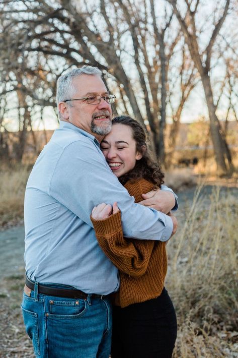 Father Daughter Poses, Father Daughter Pictures, Father Daughter Photos, Daughter Photo Ideas, Father Daughter Photography, Big Family Photos, Family Photoshoot Poses, Family Portrait Poses, Photography Poses Family