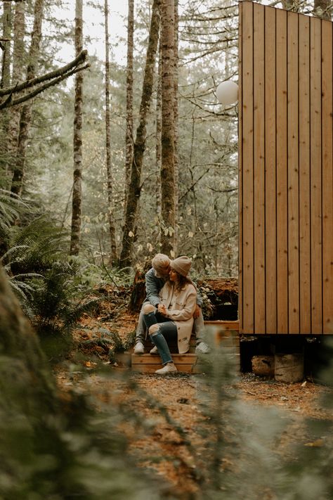 Cabin Lifestyle Photography, Airbnb Engagement Photos, Couple In Cabin, Winter Cabin Engagement Photos, Family Cabin Photoshoot, Getaway Cabins Photoshoot, Couple Cabin Photoshoot, Cozy Cabin Photoshoot, Cabin Photo Ideas