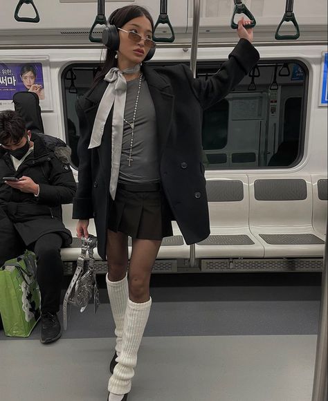 London Subway, Dark Rain, Old Nyc, Japan Outfits, Influencer Aesthetic, Photography Outfits, Nyc Fits, Mode Ootd, Tarzan