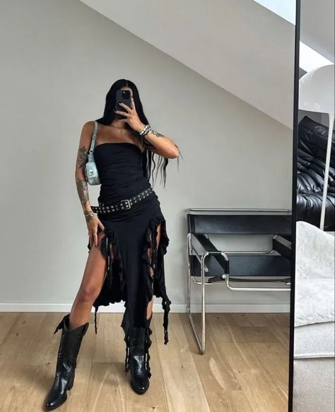 Festival Style Outfit Ideas, Checklist and Survival Guide 2024 Black Ruffle Dress Outfit, Raves Outfit, Techno Party Outfit, Outfit Techno, Ruffle Dress Outfit, Young Outfit, Techno Outfit, Festival Post, Nyc Fall