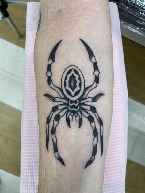 Spider Tattoo Design, Traditional Tattoo Black And White, Dark Feminine Tattoos, Siren Tattoo, Full Hand Tattoo, Feminine Skull Tattoos, Feminine Tattoo Ideas, Traditional Tattoo Inspiration, Feminine Tattoo Sleeves