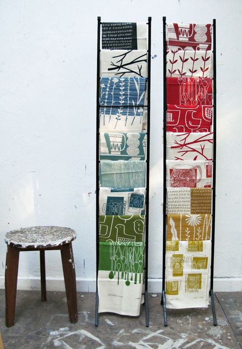 http://bookhouathome.blogspot.com/2010_01_01_archive.html Tea Towel Display, Scarf Display, Towel Display, Fabric Display, Deco Originale, Craft Show Displays, Branding Ideas, Exhibition Display, Craft Booth