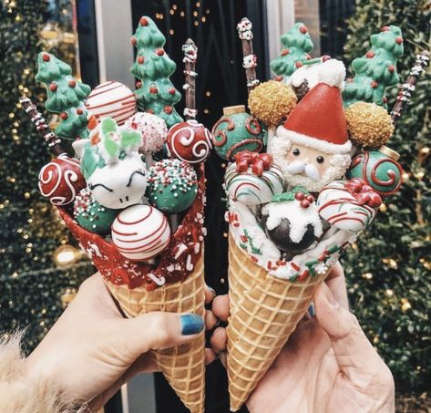 pinterest: hezzprice Creative Catering, Hot Choco, Christmas Treats Boxes, Christmas Cones, Christmas Cake Pops, Christmas Treat, Ice Cream Cones, Christmas Sweets, Xmas Food