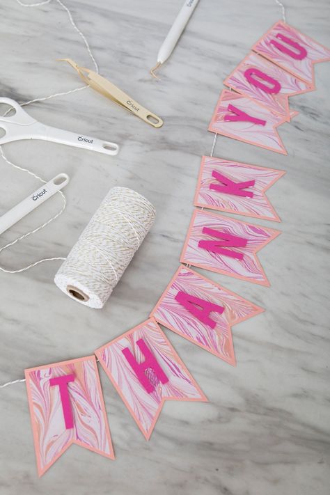 How to make easy vinyl wedding banners using your Cricut! Banners With Cricut, Birthday Banner Cricut, Diy Banner Template, Banner Cricut, Homemade Banners, Cricut Banner, Vinyl Wedding, Diy Party Banner, Wedding Banners