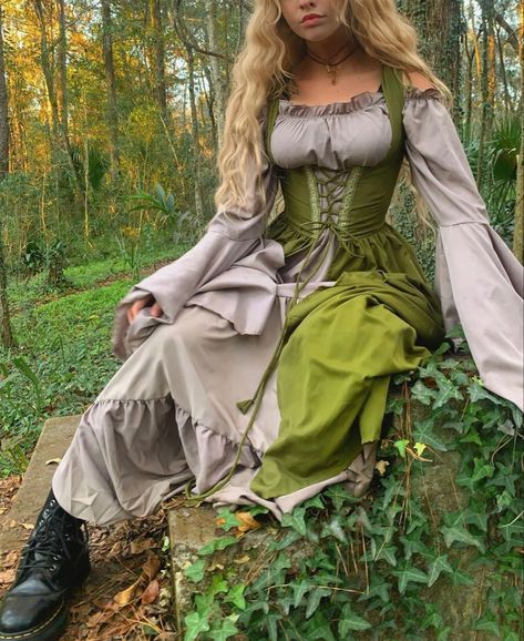 Colorful Medieval Clothes, Medieval Times Outfit Modern, Medieval Woman Outfit, Renfaire Elf Outfit, Simple Medieval Outfit, Renassaince Fair Outfit, Renisance Fair Outfit Women, Rennaisance Fair Outfits, Medevil Outfits Women